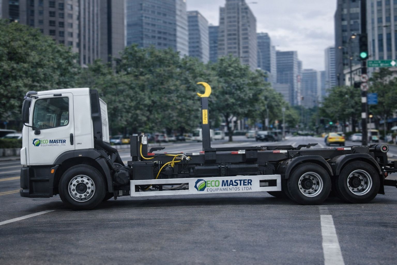 Caminhão truck equipado com o sistema roll-on roll-off Master 25T da Eco Master, mostrando o braço hidráulico e chassi reforçado.