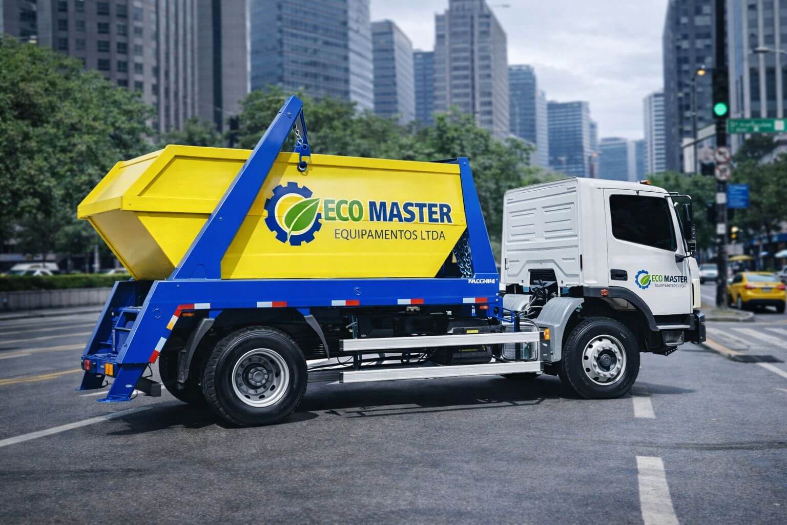 Caminhão poliguindaste da Eco Master Equipamentos transportando uma caçamba estacionária amarela em uma avenida.